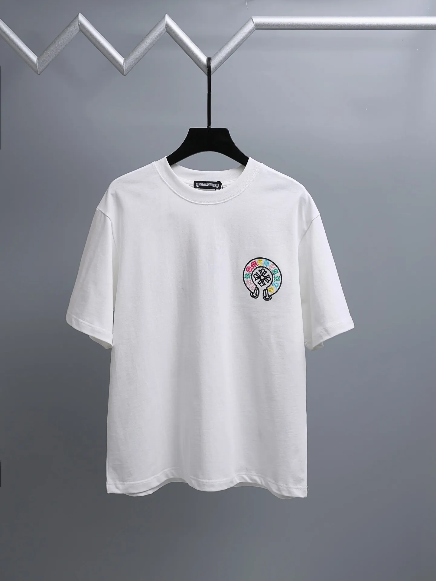 P170 Chrome Hearts* 2꯭0꯭2꯭6 new spring and summer style ❤️ Original ⌚️ high version Chrome Hearts The fabric is made of 280 grams of high-density pure cotton. It does not deform or shrink. Process introduction: double thread movement on the chest. The back panel uses overlapping embroidery🪡 process➕the back panel towel rope embroidery process. Color: White SIZE: S-XXL